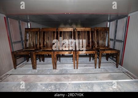 Travail du bois et menuiserie. Fabrication de chaises à cadre en bois. Peindre des chaises dans la chambre. Fabrication de meubles Banque D'Images