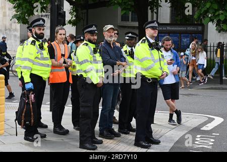 Londres, Royaume-Uni. Deux militants de l'OSJ sont menottés et sont sur le point d'être transportés de la place. Just Stop Oil a marché aujourd'hui pour exiger que le gouvernement arrête tous les nouveaux projets pétroliers et gaziers. Crédit : michael melia/Alamy Live News Banque D'Images