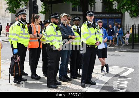 Londres, Royaume-Uni. Deux militants de l'OSJ sont menottés et sont sur le point d'être transportés de la place. Just Stop Oil a marché aujourd'hui pour exiger que le gouvernement arrête tous les nouveaux projets pétroliers et gaziers. Crédit : michael melia/Alamy Live News Banque D'Images