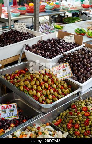 Olives noires et vertes vendues sur un marché en Italie. Y compris Siciliane nero : Traduction olives noires siciliennes) Banque D'Images