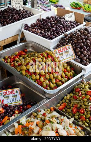 Olives noires et vertes vendues sur un marché en Italie. Y compris Siciliane nero : Traduction olives noires siciliennes) Banque D'Images