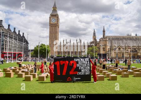 Londres, Angleterre, Royaume-Uni. 19 juillet 2023. Les militants de l'organisation caritative Shelter ont bordé Parliament Square avec des boîtes d'articles ménagers, marquées "salon", "cuisine", etc. Appelant le gouvernement à présenter un projet de loi de réforme des locataires qui élimine les expulsions "sans faute" de la section 21 et rend la location plus équitable. (Image de crédit : © Vuk Valcic/ZUMA Press Wire) USAGE ÉDITORIAL SEULEMENT! Non destiné à UN USAGE commercial ! Banque D'Images