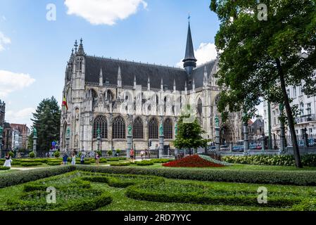 Place du petit Sablon et église notre-Dame des victoires au Sablon, église catholique romaine construite en style gothique au 15e siècle, Bruxelles, Banque D'Images