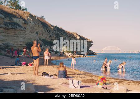 Kerch Crimée 07 18 2023 - été, plage de la ville. Mer Noire en Crimée, vue sur le pont de Crimée Banque D'Images