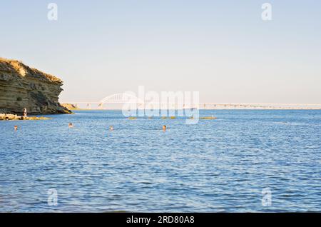 Kerch Crimée 07 18 2023 - été, plage de la ville. Mer Noire en Crimée, vue sur le pont de Crimée Banque D'Images