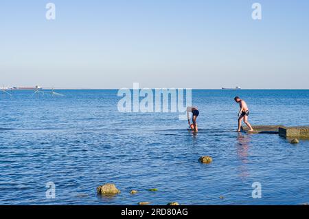 Kerch Crimée 07 18 2023 - été, plage de la ville. Mer Noire en Crimée, vue sur le pont de Crimée Banque D'Images