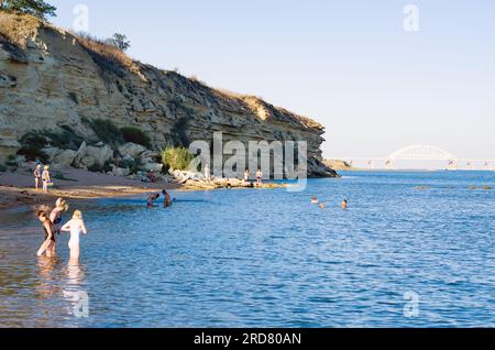 Kerch Crimée 07 18 2023 - été, plage de la ville. Mer Noire en Crimée, vue sur le pont de Crimée Banque D'Images