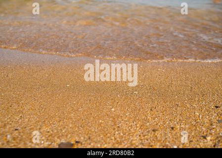 Sable doré à la plage, avec un toucher doux d'un calme vagues de l'océan, côté mer Banque D'Images