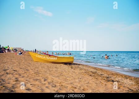 Kerch Crimée 07 18 2023 - été, plage de la ville, bateau jaune de sauvetage avec l'inscription sauveteur sur la plage. Mer Noire en Crimée, vue sur la Crimée Banque D'Images