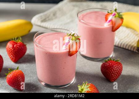 Smoothie petit-déjeuner à la fraise maison saine avec banane Banque D'Images