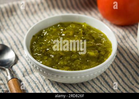 Cornichon vert sain dans un bol Banque D'Images