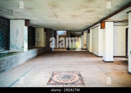 Abandoned Bedugul Taman Hôtel, le Palais fantôme de Bali Banque D'Images