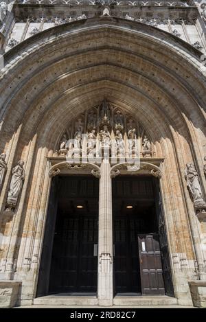 Portail principal de l'église notre-Dame des victoires au Sablon, église catholique romaine construite en style gothique au 15e siècle, Bruxelles, Belgique Banque D'Images