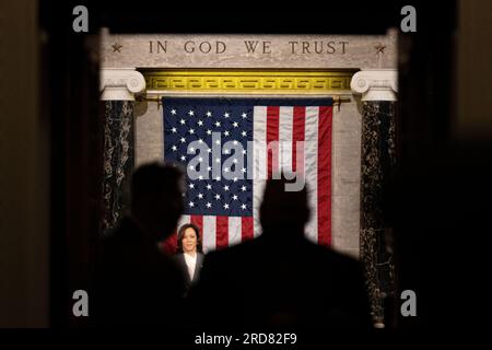 Washington, États-Unis, 19/07/2023, la vice-présidente Kamala Harris attend l'entrée du président israélien Isaac Herzog lors d'une session conjointe du Congrès, le 19 juillet 2023 dans la Chambre des représentants des États-Unis Capitole à Washington DC crédit : Aaron Schwartz/Alamy Live News Banque D'Images