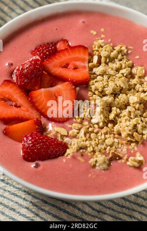 Bol de smoothie aux fraises maison avec granola et banane Banque D'Images