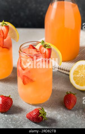 Limonade rafraîchissante à la fraise froide avec glace dans un verre Banque D'Images
