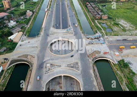 Dhaka, Bangladesh - 19 juillet 2023 5 : Purbachal Expressway (route de 300 pieds) est une autoroute de 12 km de long et de huit voies à Dhaka, Banglade Banque D'Images