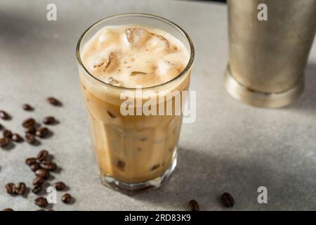 Secouez à froid Oatmilk Latte avec de la glace dans un verre Banque D'Images