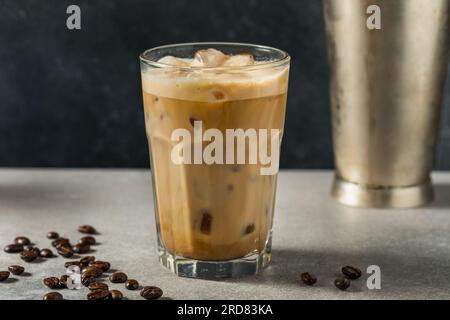 Secouez à froid Oatmilk Latte avec de la glace dans un verre Banque D'Images