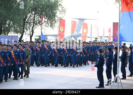 Pékin, Chine. 19 juillet 2023. Les cadets de l'armée de l'air chinoise participent à une cérémonie de bienvenue après leur arrivée à l'Université de l'aviation de l'armée de l'air, le 19 juillet 2023. POUR ALLER AVEC 'l'armée de l'air chinoise recrute les meilleurs cadets de tous les temps en 2023' crédit : Yu Hongchun/Xinhua/Alamy Live News Banque D'Images