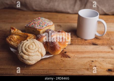 PAN de muerto, concha et autres pains sucrés sur table en bois. Desserts mexicains typiques. Banque D'Images
