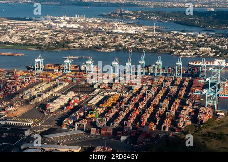 Vue aérienne d'un cargo, de conteneurs, de Newark Bay, de grues Panamax et du terminal maritime Elizabeth du port de Newark Banque D'Images