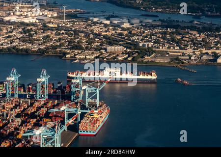 Vue aérienne d'un cargo, de conteneurs, de Newark Bay, de grues Panamax et du terminal maritime Elizabeth du port de Newark Banque D'Images