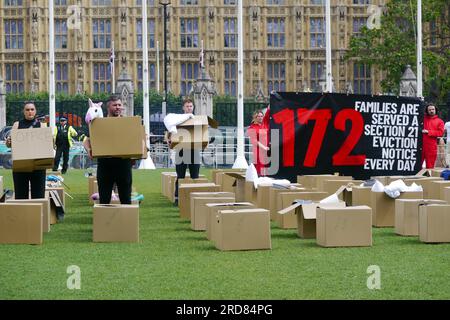 Londres, Royaume-Uni. 19 juillet 2023. Un total de 172 familles de loueurs privés en Angleterre par jour reçoivent un avis d'expulsion sans faute de leur propriétaire, a constaté une enquête. Ces boîtes en carton représentent leur vie terminée. Crédit : JOHNNY ARMSTEAD/Alamy Live News Banque D'Images