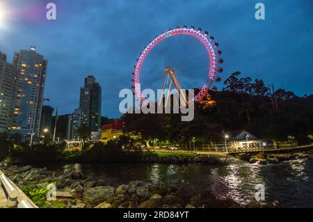 Balneário camboriú-SC,brasil-juillet 17,2023,grande roue de la ville la nuit,l'une des principales attractions touristiques de la ville vu la nuit. Banque D'Images