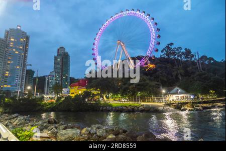 Balneário camboriú-SC,brasil-juillet 17,2023,grande roue de la ville la nuit,l'une des principales attractions touristiques de la ville vu la nuit. Banque D'Images