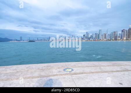 Balneário camboriú-SC,brasil-juillet 17,2023,ville entière avec des bâtiments et l'océan en vue,silhouette de la ville. Banque D'Images