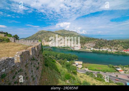 Le château de Rozafa à Shkoder, en Albanie, est un site historique captivant imprégné de légende et d'histoire ancienne. Perché au sommet d'une colline rocheuse surplombant Banque D'Images