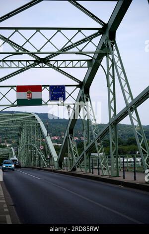 Le pont Mária Valéria relie Štúrovo et Esztergon Banque D'Images