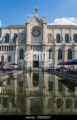 Église Sainte Catherine, église victorienne du 19e siècle reflétée dans une piscine, Bruxelles, Belgique Banque D'Images