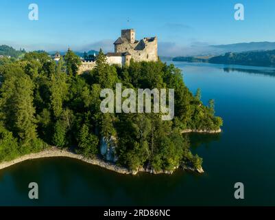 Pologne. Château médiéval à Niedzica, 14e siècle (château supérieur), polonais ou hongrois dans le passé. Lac artificiel de Czorsztyn. Vue de loin de la ruine de Banque D'Images