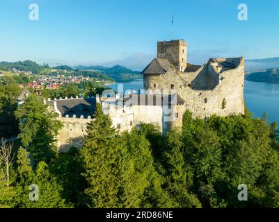 Pologne. Château médiéval à Niedzica, 14e siècle (château supérieur), polonais ou hongrois dans le passé. Lac artificiel de Czorsztyn et vue lointaine sur les ruines Banque D'Images