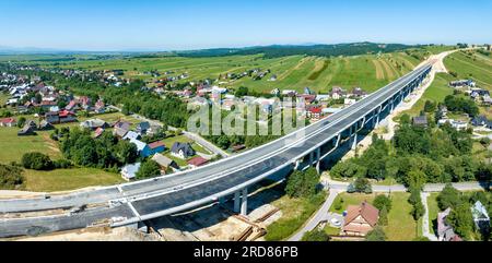 Nouveau fragment d'autoroute en construction sur la route de Zakopianka en Pologne de Cracovie à Zakopane sur le village de Klikuszowa, principal lieu des embouteillages ne Banque D'Images