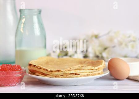 Une pile de fines crêpes sur un fond flou. Mise au point sélective. Une semaine de crêpes. Maslenitsa. Gros plan de crêpes Banque D'Images