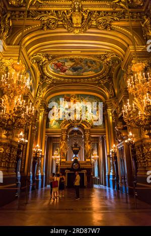 Grand foyer, intérieur extravagant du Palais Garnier, un célèbre Opéra, Paris, France Banque D'Images