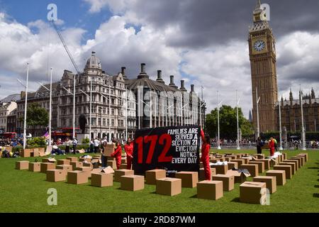 Londres, Royaume-Uni. 19 juillet 2023. Les militants de l'organisation caritative Shelter ont bordé Parliament Square avec des boîtes d'articles ménagers, marquées "salon", "cuisine", etc. Appelant le gouvernement à présenter un projet de loi de réforme des locataires qui élimine les expulsions "sans faute" de la section 21 et rend la location plus équitable. Crédit : Vuk Valcic/Alamy Live News Banque D'Images