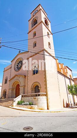 Église et château de la ville de Llorens del Penedes, Bajo Panadés, Tarragone, Catalogne, Espagne, Europe Banque D'Images