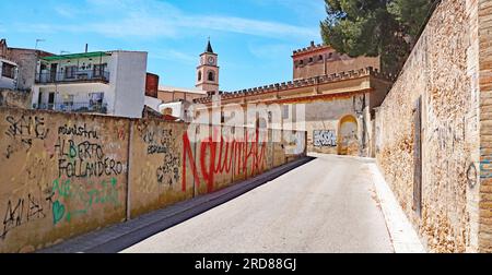 Église et château de la ville de Llorens del Penedes, Bajo Panadés, Tarragone, Catalogne, Espagne, Europe Banque D'Images