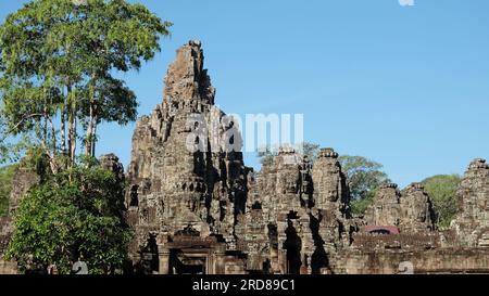 Photographie du temple de Bayon au Cambodge, célèbre pour son architecture, sous le soleil chaud. Banque D'Images