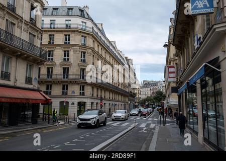 Paris, Île-de-France, France - 1 octobre 2022 : promenades par les passants et croisières en voiture entre les magnifiques bâtiments architecturaux classiques de Lafayet Banque D'Images