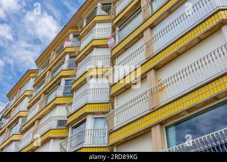 Appartements de vacances / appartements sur promenade / digue de mer à louer et à vendre comme investissement à la station balnéaire le long de la côte de la mer du Nord, Flandre Occidentale, Belgique Banque D'Images