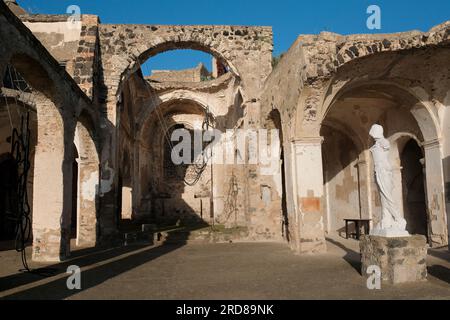 Cathédrale notre-Dame de l'Assomption du célèbre château aragonais près de l'île d'Ischia, à l'extrémité nord du golfe de Naples, Italie. Banque D'Images