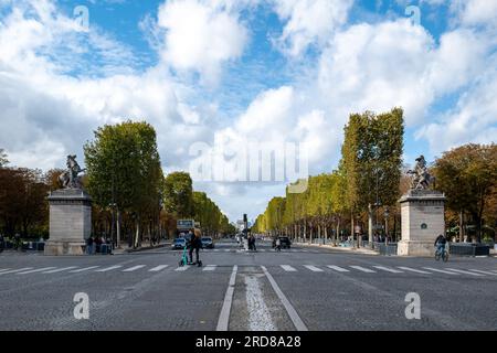 Paris, Île-de-France, France - 27 octobre 2022 : l'Arc de Triomphe, situé sur l'axe Historique de Paris avec seulement quelques voitures et personnes sur les vélos et S. Banque D'Images