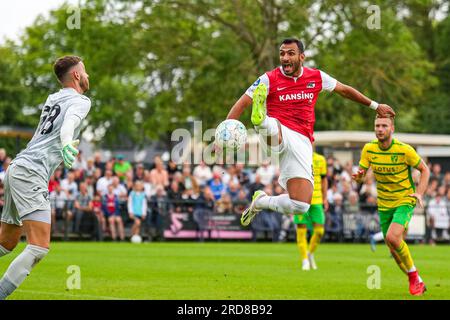 DIRKSHORN - Angus Gunn, gardien de but de Norwich City, Vangelis Pavlidis de l'AZ Alkmaar lors du match amical entre l'AZ Alkmaar et le Norwich City FC au complexe sportif VV Dirkshorn le 19 juillet 2023 à Dirkshorn, pays-Bas. AP | hauteur néerlandaise | ED VAN DE POL Banque D'Images