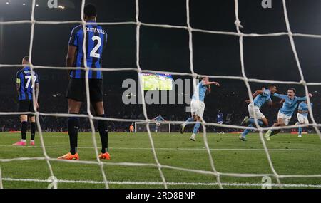 Rodri, de Manchester City, célèbre avoir marqué le premier but de son équipe avec Jack Grealish (à droite) alors que les joueurs de l'Inter Milan sont abattus lors de la finale de l'UEFA Champions League au stade olympique Ataturk, Istanbul. Date de la photo : Samedi 10 juin 2023. Voir PA Story FOOTBALL final. Le crédit photo devrait se lire : Nick Potts/PA Wire. RESTRICTIONS : utilisation soumise à des restrictions. Usage éditorial uniquement, aucune utilisation commerciale sans consentement préalable du titulaire des droits. Banque D'Images