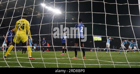 Rodri, de Manchester City, célèbre avoir marqué le premier but de son équipe avec Jack Grealish (à droite) alors que les joueurs de l'Inter Milan sont abattus lors de la finale de l'UEFA Champions League au stade olympique Ataturk, Istanbul. Date de la photo : Samedi 10 juin 2023. Voir PA Story FOOTBALL final. Le crédit photo devrait se lire : Nick Potts/PA Wire. RESTRICTIONS : utilisation soumise à des restrictions. Usage éditorial uniquement, aucune utilisation commerciale sans consentement préalable du titulaire des droits. Banque D'Images